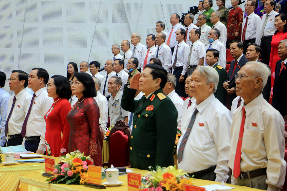 Đại biểu thực hiện nghi thức chào cờ. (Ảnh: Phạm Minh Tuấn/TTXVN)