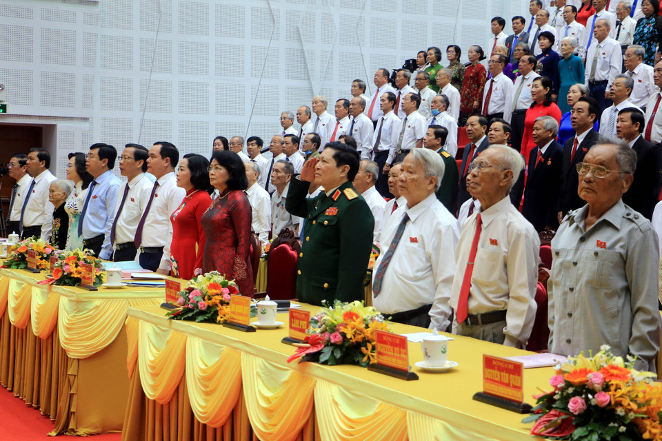 Đại biểu thực hiện nghi thức chào cờ. (Ảnh: Phạm Minh Tuấn/TTXVN)