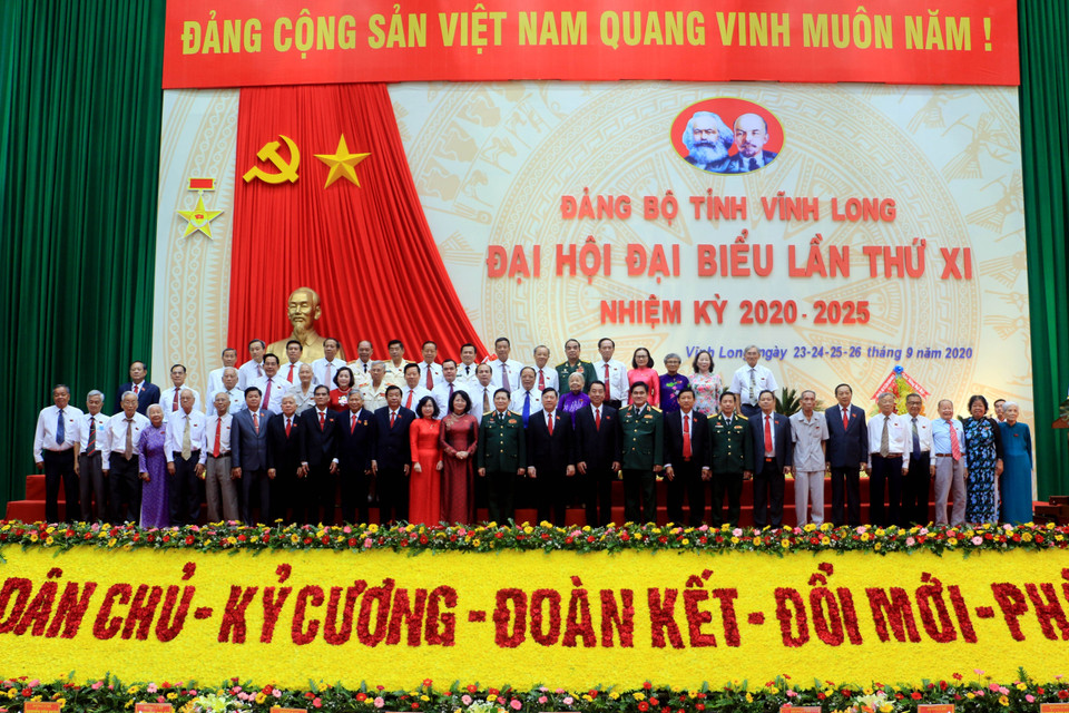 Đại tướng Ngô Xuân Lịch, Ủy viên Bộ Chính trị, Phó Bí thư Quân ủy Trung ương, Bộ trưởng Bộ Quốc phòng với các đại biểu tham dự đại hội. (Ảnh: Phạm Minh Tuấn/TTXVN)