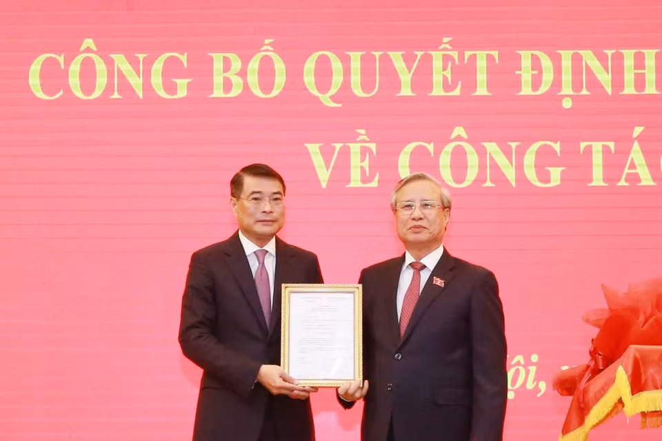 Ông Trần Quốc Vượng, Ủy viên Bộ Chính trị, Thường trực Ban Bí thư trao Quyết định của Bộ Chính trị cho ông Lê Minh Hưng. (Ảnh: Phương Hoa/TTXVN)