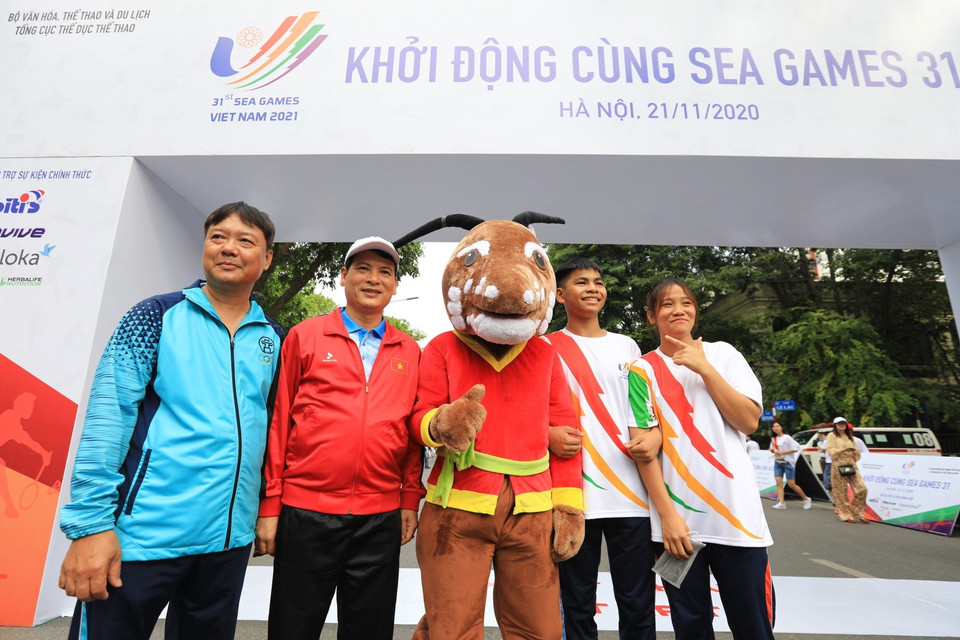 Người dân chụp ảnh cùng biểu tượng của SEA Games 31 (Mascot) tại chương trình. (Ảnh: Thành Đạt/TTXVN)