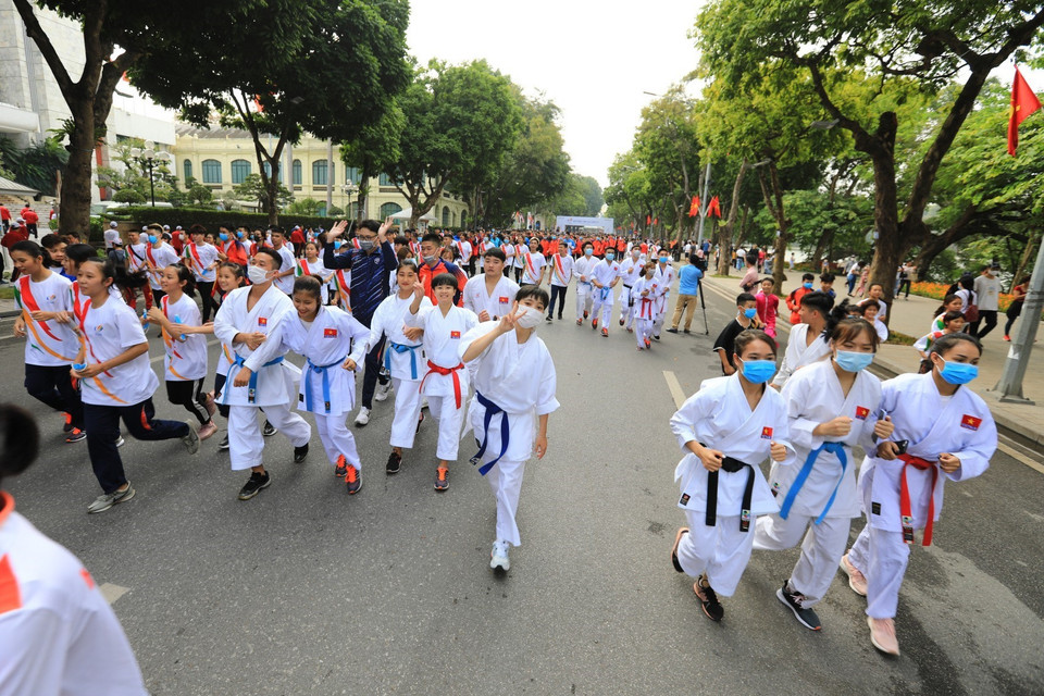 2.000 VĐV thuộc các đội tuyển thể thao quốc gia và Hà Nội diễu hành quanh hồ Hoàn Kiếm hưởng ứng Chương trình Khởi động cùng SEA Games 31. (Ảnh: Thành Đạt/TTXVN)