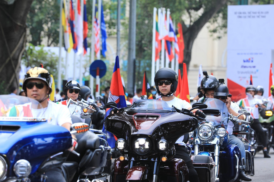 Màn diễu hành với sự tham dự của đội xe môtô cắm cờ các quốc gia tham dự SEA Games 31. (Ảnh: Thành Đạt/TTXVN)