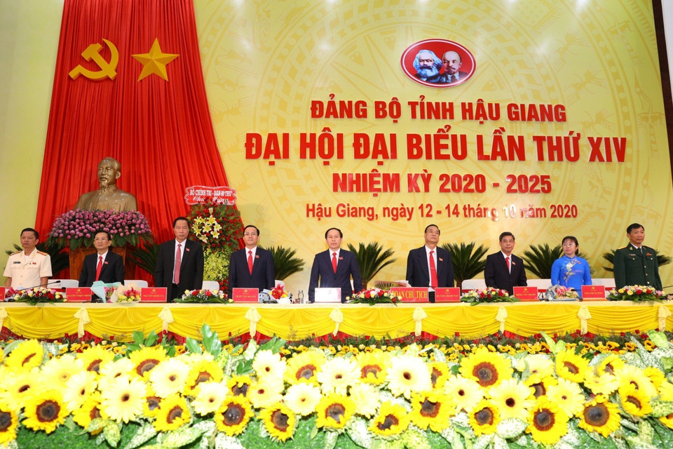 Các đại biểu thực hiện nghi thức chào cờ. (Ảnh: Duy Khương/TTXVN)