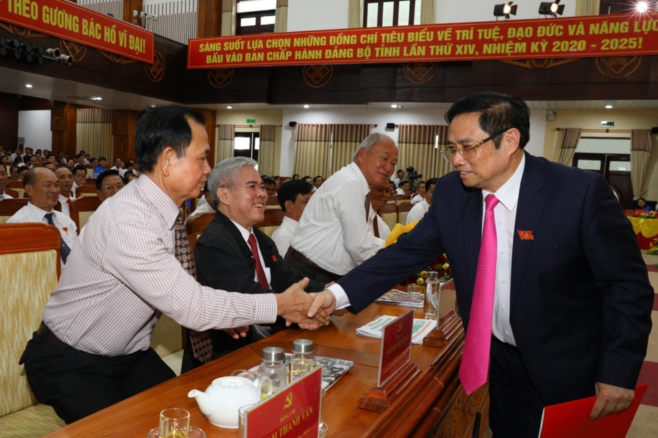 Ông Phạm Minh Chính, Ủy viên Bộ Chính trị, Bí thư Trung ương Đảng, Trưởng Ban Tổ chức Trung ương với các đại biểu dự Đại hội. (Ảnh: Duy Khương/TTXVN)