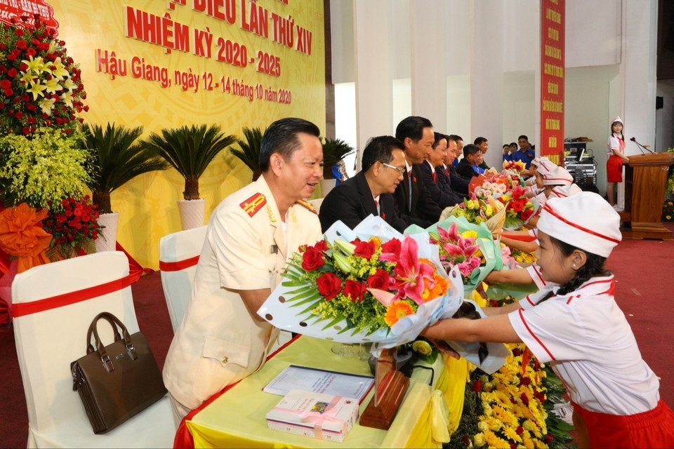 Thiếu nhi tỉnh Hậu Giang đến chúc mừng Đại hội. (Ảnh: Duy Khương/TTXVN)