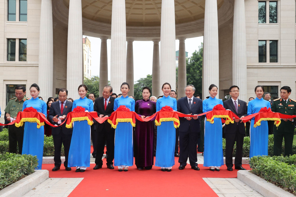 Chủ tịch Quốc hội Nguyễn Thị Kim Ngân và các đại biểu cắt băng khánh thành Trụ sở Tòa án nhân dân tối cao. (Ảnh: Trọng Đức/TTXVN)