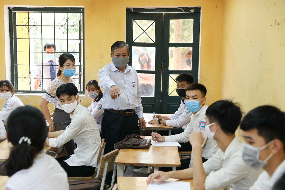 Ông Lê Ngọc Quang, Phó Giám đốc Sở Giáo dục và Đào tạo Hà Nội kiểm tra đột xuất tại Trung tâm Giáo dục nghề nghiệp - Giáo dục thường xuyên huyện Đông Anh (Hà Nội). (Ảnh: Thanh Tùng/TTXVN)