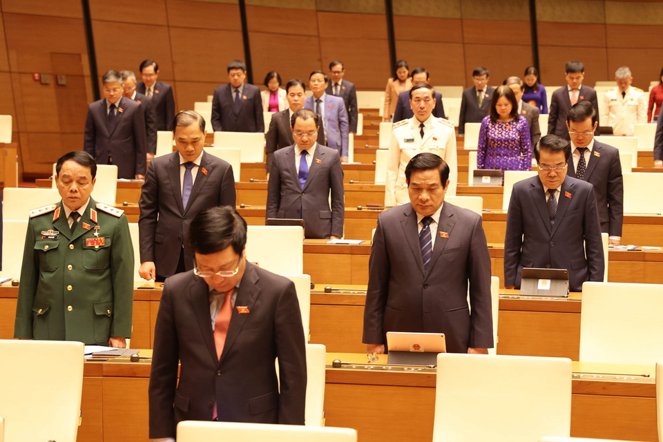 Các đại biểu Quốc hội dành một phút mặc niệm Thiếu tướng Nguyễn Văn Man, Phó Tư lệnh Quân khu 4, đại biểu Quốc hội khóa XIV đã hy sinh trong khi làm nhiệm vụ cứu hộ đồng bào miền Trung bị lũ lụt. (Ảnh: Trọng Đức/TTXVN)