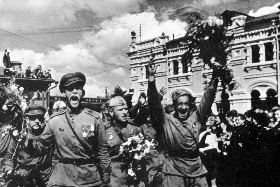 Ngày 9/5 hằng năm trở thành Ngày Chiến thắng, tôn vinh những giá trị đích thực của thắng lợi lịch sử này cũng như sự hy sinh to lớn của nhân dân các nước, trong đó có Liên Xô trong cuộc chiến vì tự do và phồn vinh của nhân loại. Trong ảnh: Những người lính Hồng quân Liên Xô vui mừng chiến thắng tại Moskva. (Ảnh: Tư liệu quốc tế/TTXVN)