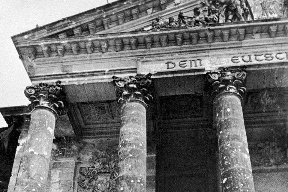 Màn ăn mừng chiến thắng của Hồng quân Liên Xô trước sảnh Nhà Quốc hội Đức sau khi giải phóng hoàn toàn Berlin, 2/5/1945. (Ảnh: Tư liệu quốc tế/TTXVN)