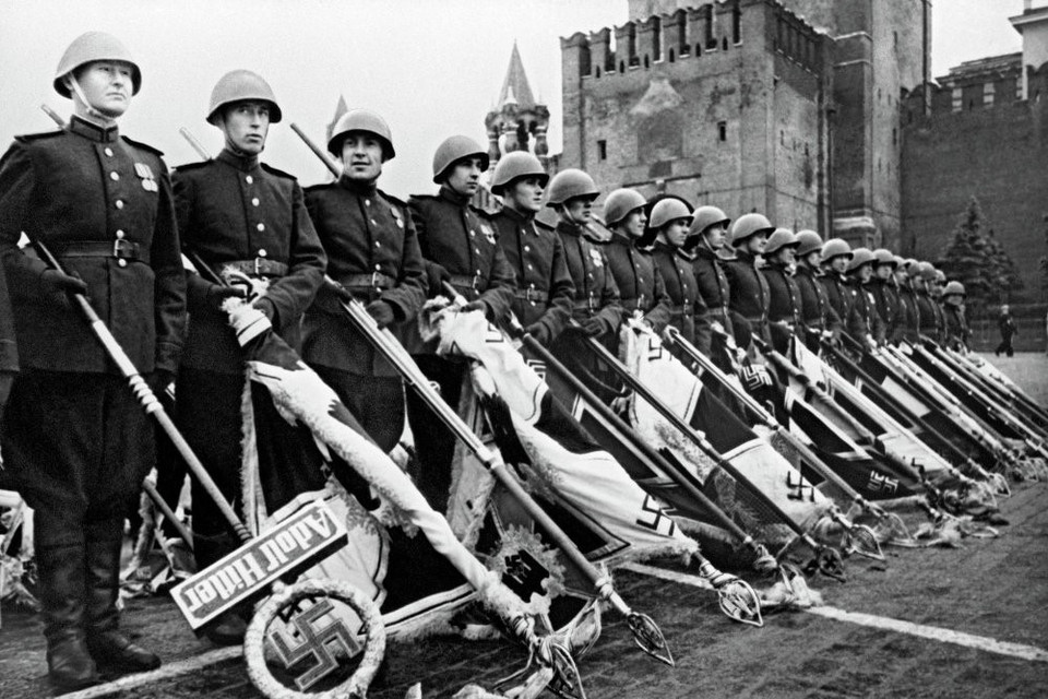 Ngày 9/5 là ngày Chiến thắng vĩ đại của nhân dân Liên Xô trước chủ nghĩa phátxít, là chiến thắng của phẩm giá và lương tri nhân loại tiến bộ toàn thế giới mà không ai được phép lãng quên. Trong ảnh: Những người lính Xô Viết cầm cờ của các trung đoàn Đức Quốc xã bại trận trong Lễ duyệt binh chào mừng chiến thắng phát xít Đức, ngày 24/6/1945, tại Quảng trường Đỏ ở Thủ đô Moskva. (Ảnh: Tư liệu quốc tế/TTXVN)