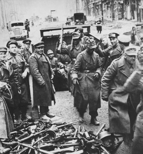 Trên mặt trận Xô-Đức, quân đội Liên Xô đã tiêu diệt và bắt làm tù binh 607 sư đoàn với 10 triệu binh lính, chiếm 74,6% tổng thiệt hại của quân đội Đức. Trong ảnh: Quân Đức tại Berlin ra hàng Hồng quân Liên Xô, ngày 2/5/1945. (Ảnh: Tư liệu quốc tế/TTXVN)