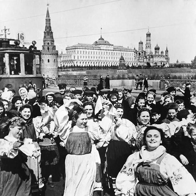  Người dân Moskva nhảy múa trong ngày mừng chiến thắng. Ngày kỷ niệm Chiến thắng phátxít 9/5 hằng năm là ngày tôn vinh những giá trị đích thực của thắng lợi lịch sử này, tri ân sự hy sinh to lớn của nhân dân các nước, trong đó có Liên Xô, là dịp để nhắc nhở toàn thế giới rằng, không thể để cơn ác mộng phátxít quay trở lại một lần nữa. (Ảnh: Tư liệu quốc tế/TTXVN)