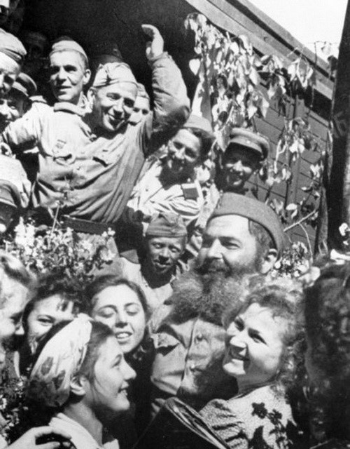 Ngày 9/5 hằng năm trở thành Ngày Chiến thắng, tôn vinh những giá trị đích thực của thắng lợi lịch sử này cũng như sự hy sinh to lớn của nhân dân các nước, trong đó có Liên Xô trong cuộc chiến vì tự do và phồn vinh của nhân loại. Trong ảnh: Những người lính Hồng quân Liên Xô vui mừng chiến thắng tại nhà ga Belorussky ở Moskva. (Ảnh: Tư liệu quốc tế/TTXVN)