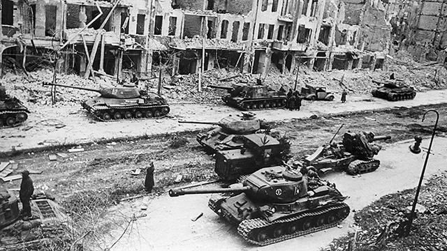 Ngày 16/4/1945, Liên Xô mở màn chiến dịch tấn công Berlin, sào huyệt cuối cùng của phátxít Đức. Chiều 30/4, quân đội Liên Xô đã chiếm được trụ sở Quốc hội Đức và ngày 2/5 đã làm chủ toàn thành phố. Trong ảnh: Xe tăng của Hồng quân Liên Xô tiến vào Berlin. (Ảnh: Tư liệu quốc tế/TTXVN)