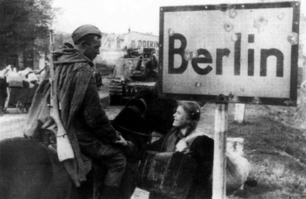 Chiến sỹ Hồng quân Liên Xô trên đường phố Berlin mới giải phóng, tháng 5/1945. (Ảnh: Tư liệu quốc tế/TTXVN)