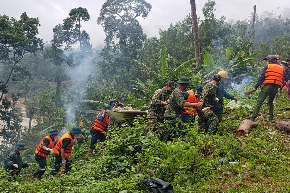 Thi thể cháu Hồ Thị Lan Ân (9 tuổi) được tìm thấy. (Ảnh: Đoàn Hữu Trung/TTXVN)