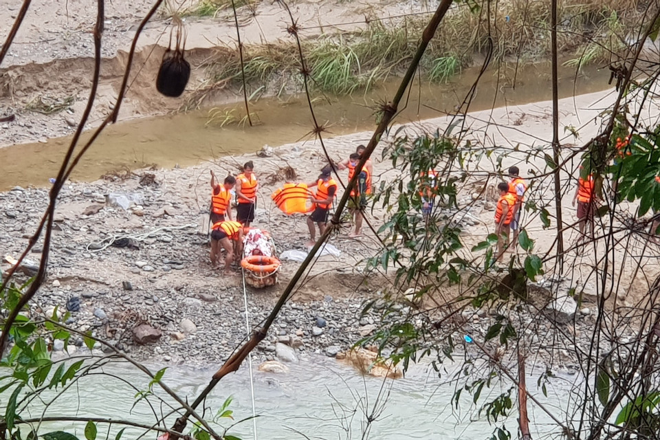 Lực lượng tìm kiếm nạn nhân mất tích tại các bãi bồi, khe suối, hồ thủy điện Sông Tranh. (Ảnh: Đoàn Hữu Trung/TTXVN)