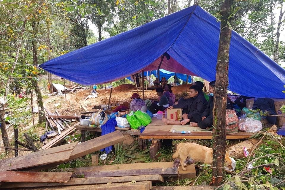 Người dân thôn 1, xã Trà Leng đang phải ở trong các lều dựng tạm. (Ảnh: Đoàn Hữu Trung/TTXVN)