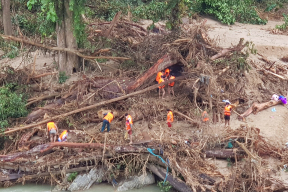 Các mũi tìm kiếm người mất tích ở khu vực thôn 1, xã Trà Leng. (Ảnh: Đoàn Hữu Trung/TTXVN)