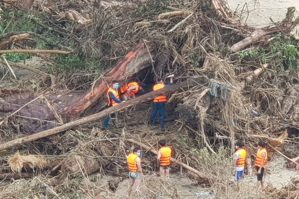 Các mũi tìm kiếm người mất tích ở khu vực thôn 1, xã Trà Leng. (Ảnh: Đoàn Hữu Trung/TTXVN)