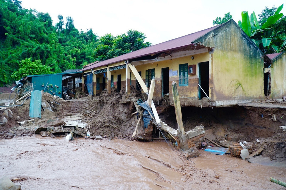 Sau khi bị ngập, dãy nhà công vụ của giáo viên Trường Tiểu học Nậm Nhừ đang có nguy cơ bị đổ sập. (Ảnh: Xuân Tư/TTXVN)