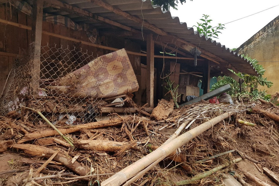 Cảnh tan hoang, ngổn ngang rác, thân cây và bùn đất do lũ cuốn về sau trận lũ quét lịch sử 20 năm mới xuất hiện trở lại. (Ảnh: Xuân Tiến/TTXVN) 