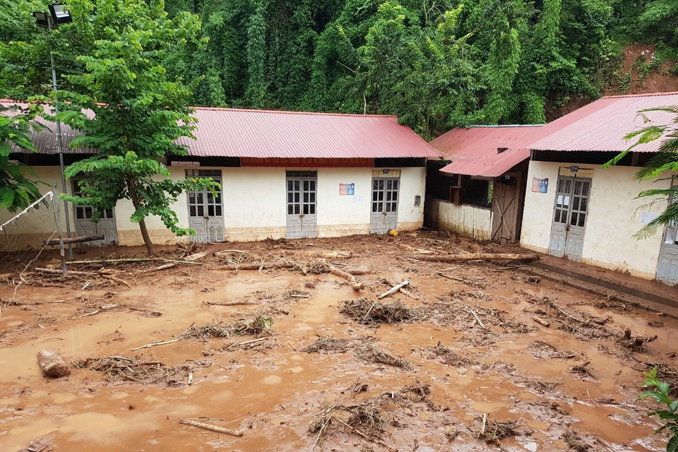 Lớp bùn dày 30-40 cm ngập trong khuôn viên Trường Tiểu học Nậm Nhừ. (Ảnh: Xuân Tiến/TTXVN) 