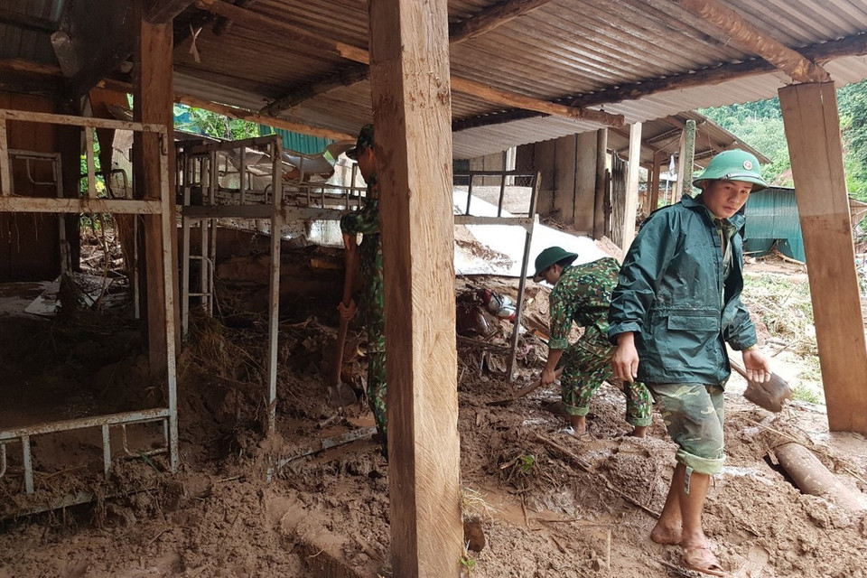 Bộ đội Biên phòng giúp dân khắc phục hậu quả thiên tai. (Ảnh: Xuân Tiến/TTXVN) 