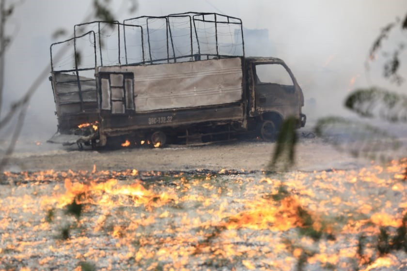 Khoảng 12h30 ngày 30/12/2020, xảy ra một vụ cháy lớn tại bãi chứa hàng thuộc khu 7, phường Thanh Trì, quận Hoàng Mai (Hà Nội). (Ảnh: Thành Đạt/TTXVN)