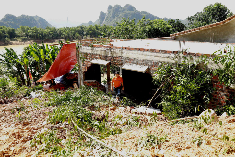 Ngôi nhà mới xây dựng của gia đình anh Hoàng Văn Hưng bị đất đá sạt lở làm sập một góc tường nhà. (Ảnh: Vũ Sinh/TTXVN)