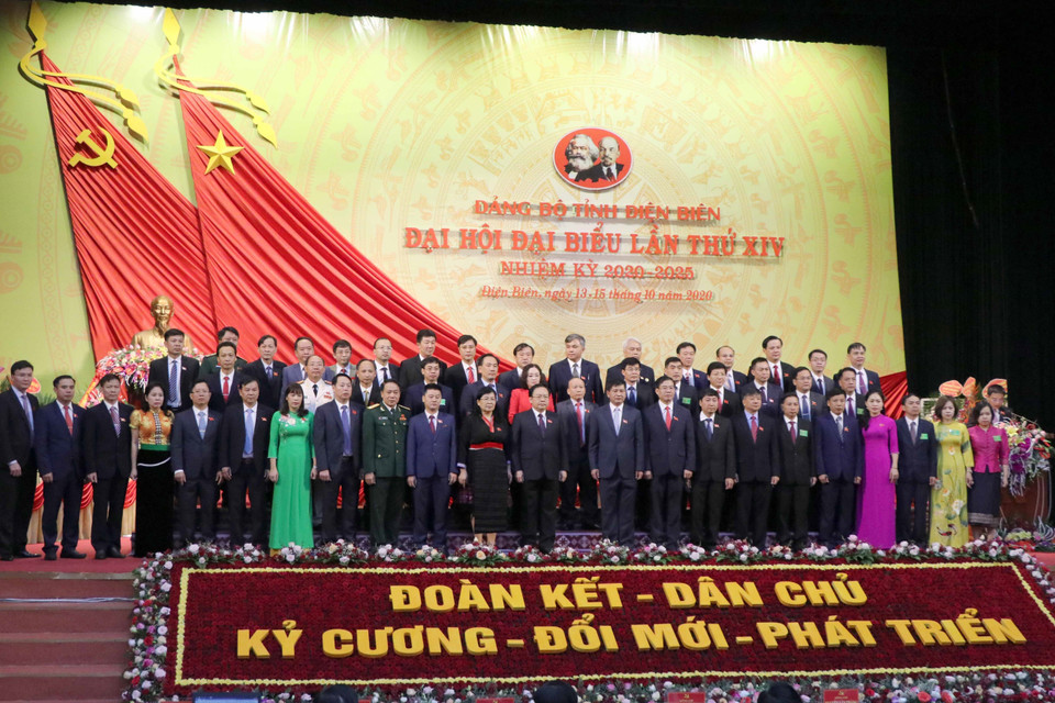Ban Chấp hành Đảng bộ tỉnh Điện Biên khóa XIV, nhiệm kỳ 2020-2025 ra mắt tại Đại hội. (Ảnh: Xuân Tiến/TTXVN)