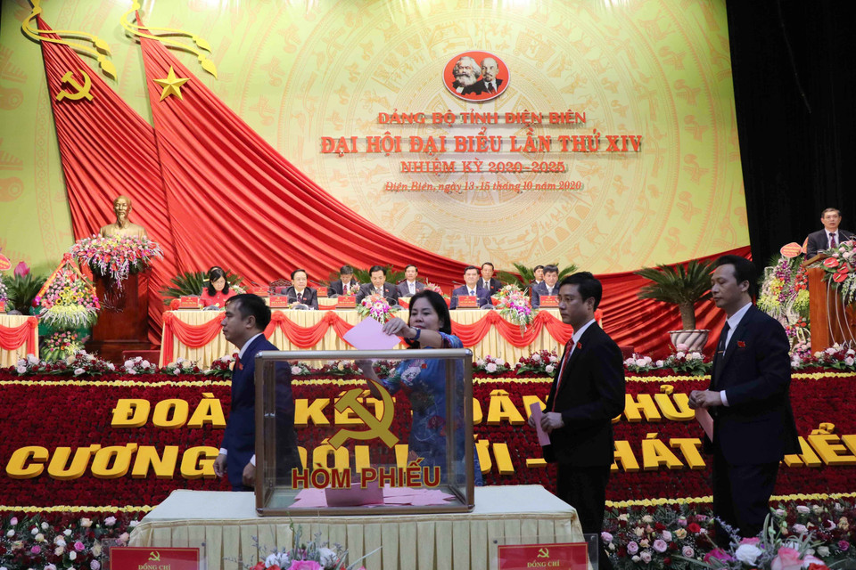 Các đại biểu bỏ phiếu bầu đại biểu đi dự Đại hội Đảng cấp trên. (Ảnh: Xuân Tiến/TTXVN)