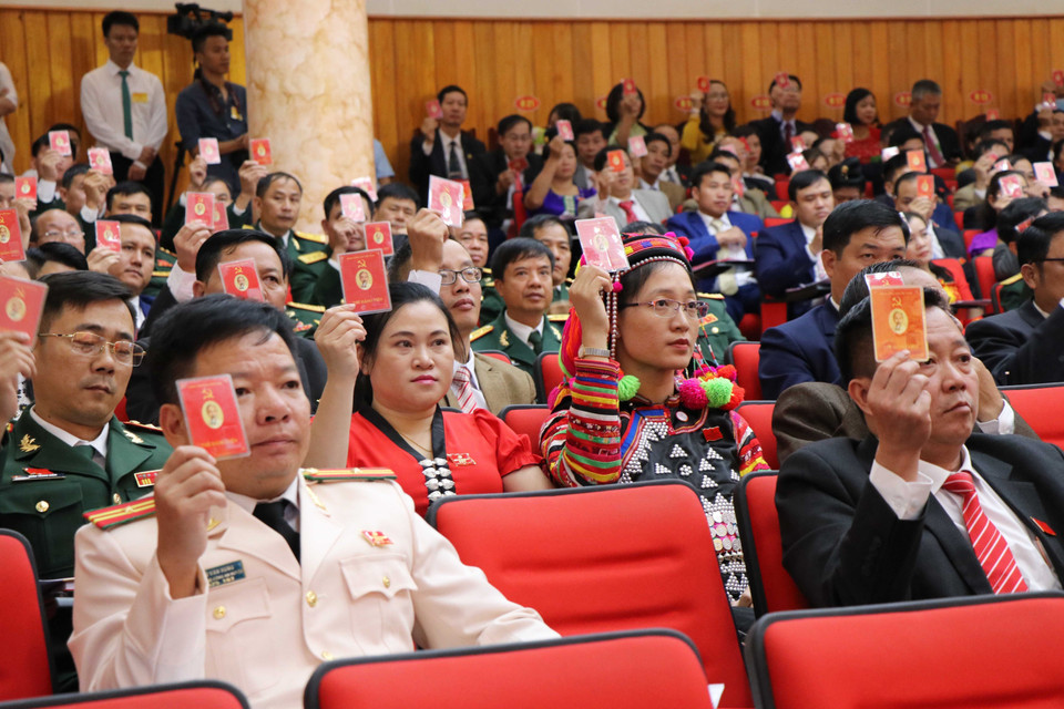 Đại biểu thông qua Nghị quyết tại Đại hội. (Ảnh: Xuân Tiến/TTXVN)