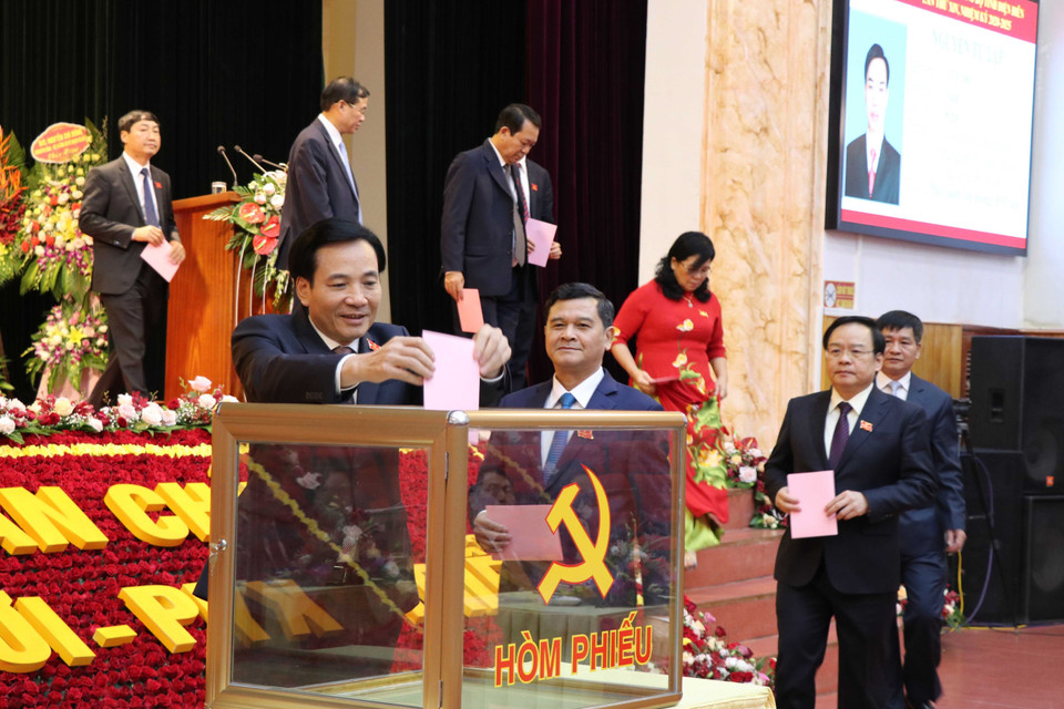 Các đại biểu bỏ phiếu bầu đại biểu đi dự Đại hội Đảng cấp trên. (Ảnh: Xuân Tiến/TTXVN)