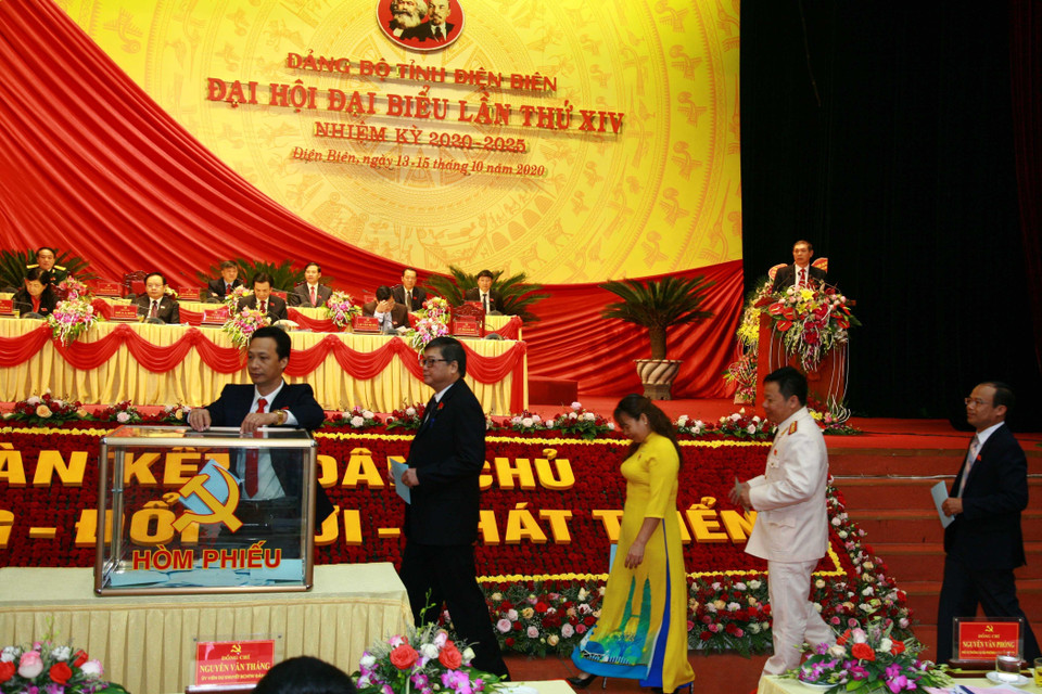 Các đại biểu bỏ phiếu bầu đại biểu đi dự Đại hội Đảng cấp trên. (Ảnh: Xuân Tiến/TTXVN)