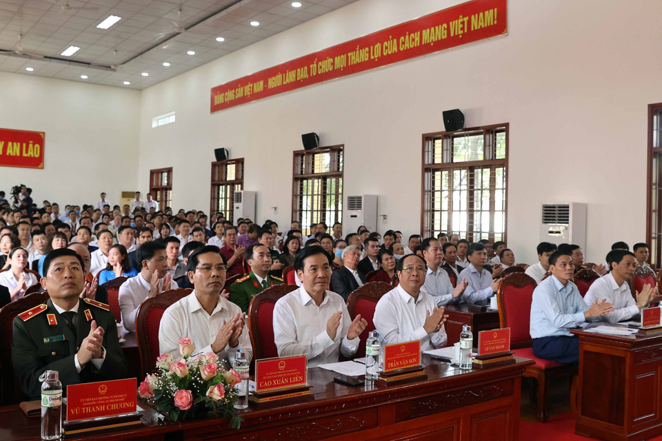 Các đại biểu tại buổi tiếp xúc cử tri huyện An Lão. (Ảnh: Thống Nhất/TTXVN)