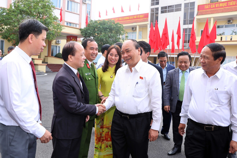 Thủ tướng Nguyễn Xuân Phúc tiếp xúc cử tri tại huyện An Lão. (Ảnh: Thống Nhất/TTXVN)