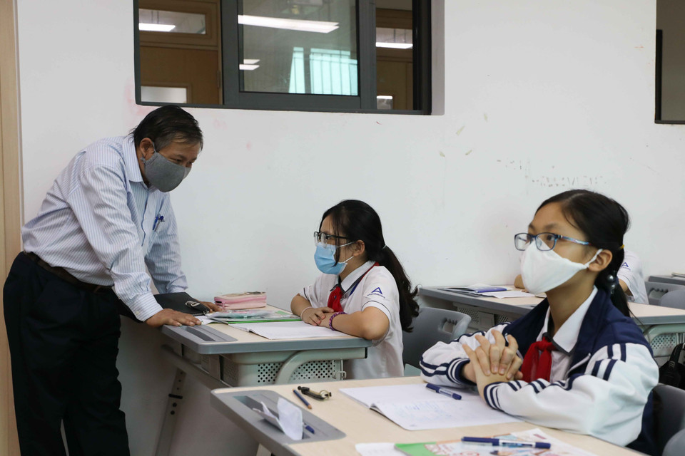 Ông Lê Ngọc Quang, Phó Giám đốc Sở Giáo dục và Đào tạo Hà Nội kiểm tra đột xuất tại trường Trường Tiểu học, Trung học cơ sở và Trung học phổ thông Archimedes (huyện Đông Anh, Hà Nội). (Ảnh: Thanh Tùng/TTXVN)