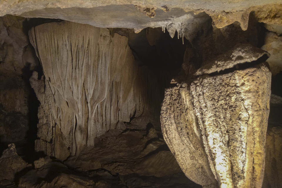 Hang động Thẳm Khến được hình thành cách đây hàng triệu năm, gồm 2 hang động với nhiều khoang. (Ảnh: Xuân Tư/TTXVN)