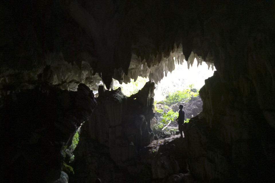 Cửa hang động Thẳm Khến nhìn từ bên trong. (Ảnh: Xuân Tư/TTXVN)