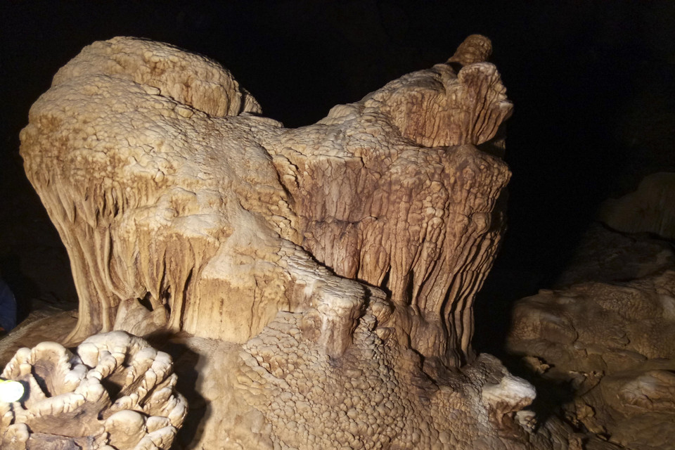 Những nhũ đá mọc từ dưới lên với nhiều hình thù kỳ lạ, độc đáo. (Ảnh: Xuân Tư/TTXVN)