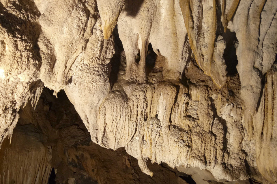 Các nhũ đá từ trên trần hang tạo nên những hình thù sinh động. (Ảnh: Xuân Tư/TTXVN)