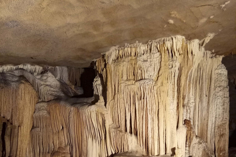 Hang động Thẳm Khến có nhiều nhũ đá tạo nên vẻ đẹp hoang sơ, huyền bí. (Ảnh: Xuân Tư/TTXVN)