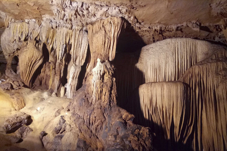 Hang động Thẳm Khến có nhiều nhũ đá tạo nên vẻ đẹp hoang sơ, huyền bí. (Ảnh: Xuân Tư/TTXVN)