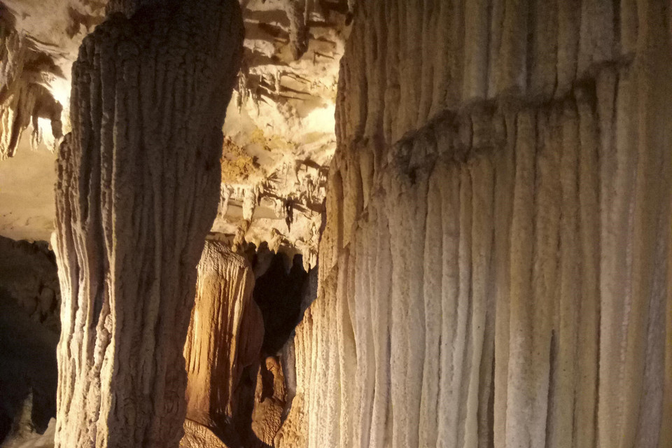 Các nhũ đá rủ xuống từ trên trần hang. (Ảnh: Xuân Tư/TTXVN)