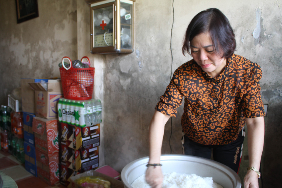 Thấu hiểu được sự khó khăn của những học sinh nghèo phải đi học xa nhà, 6 năm qua cô giáo Nguyễn Thị Hạnh Nguyên, giáo viên Trường Tiểu học xã Thạch Bình, huyện miền núi Nho Quan, tỉnh Ninh Bình đã bỏ kinh phí để nấu ăn phục vụ cơm trưa miễn phí cho hàng chục em học sinh. (Ảnh: Hải Yến/TTXVN)