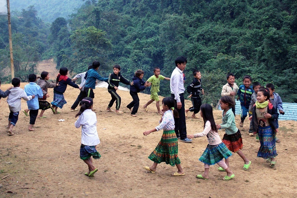 Ngoài học tiếng phổ thông, thầy cô tại các điểm trưởng lẻ của Trường Tiểu học Sam Kha (xã Sam Kha, huyện Sốp Cộp, tỉnh Sơn La) còn phụ trách dạy nhạc, họa và thể dục. (Ảnh: Diệp Anh/TTXVN)