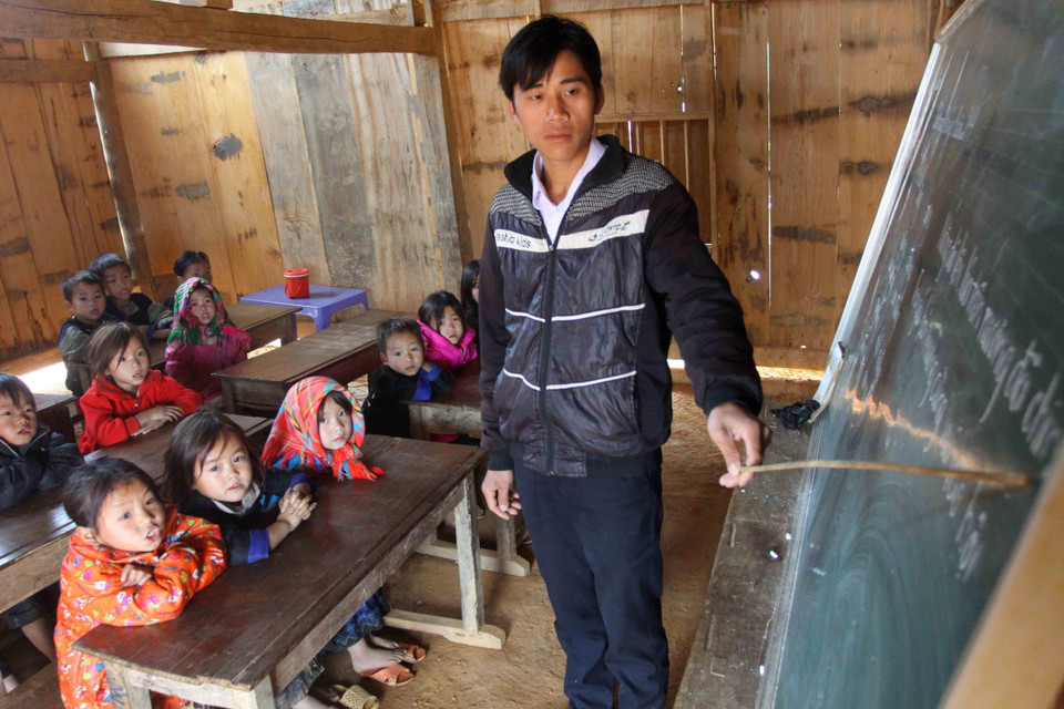  Với mong muốn đem cái chữ về gần hơn với bản, thầy giáo Giàng A Vàng (sinh năm 1990), sinh ra trên mảnh đất Phù Dì Seng, xã Lao Chải, huyện Mù Cang Chải (Yên Bái) đã tận tâm truyền dạy cho học sinh dân tộc Mông ở bậc tiểu học tại điểm trường Dào Cu Nha, trường Phổ thông dân tộc bán trú Tiểu học Lao Chải, huyện Mù Cang Chải. (Ảnh: Thế Duyệt/TTXVN)